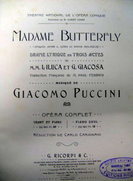 Giacomo Puccini (* 22. Dezember 1858 in Lucca; � 29. November 1924 in Br�ssel) war ein italienischer Komponist.

Madama Butterfly. Tragedia giapponese (2 Akte). Libretto Luigi Illica, Giuseppe Giacosa. Erstauff�hrung 17. Februar 1904 Mailand (Teatro alla Scala)
Revidierte Fassung Erstauff�hrung 28. Mai 1904 Brescia (Teatro Grande)
2. revidierte Fassung Erstauff�hrung 10. Juli 1905 London (Royal Opera House)
3. revidierte Fassung Erstauff�hrung 28. Dezember 1905 Paris (Op�ra-Comique)
Libretto in frz.Sprache - 39 € mtl./K 350 €